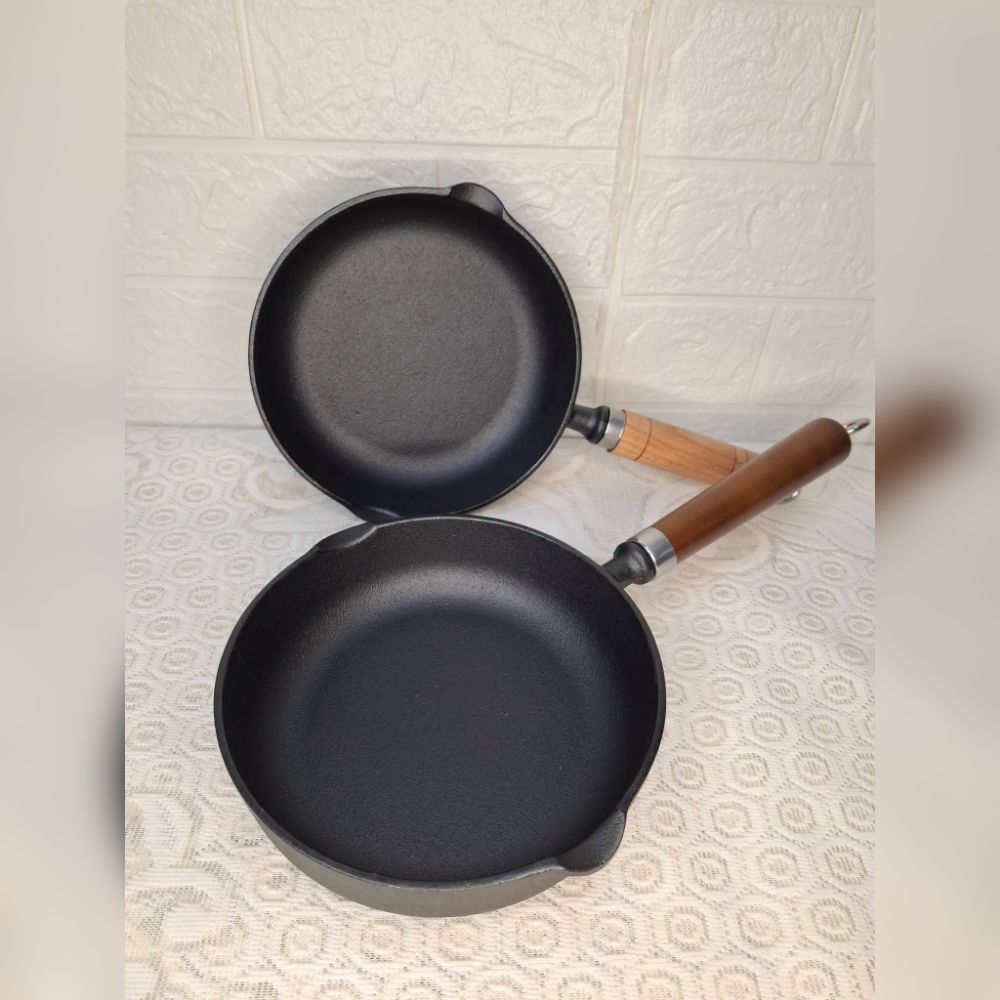 Happiness Cast Iron Frying Pan 22cm. Happiness Cast Iron Frying Pan 22cm.